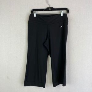 NIKE DRIFIT Straight Leg Cropped Legging